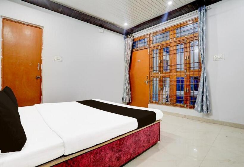 Номер Стандарт Трехместный, Oyo Hotel Dharma Stay