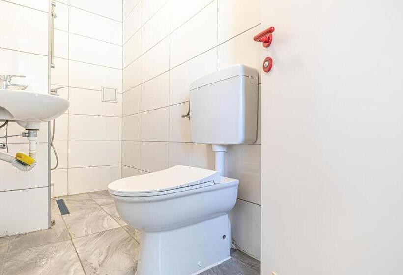 اتاق استاندارد سه تخته با سرویس بهداشتی مشترک, Near Schönbrunn Economy Rooms In Shared Apartment At Meidling Train Station