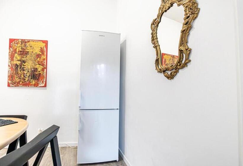 اتاق استاندارد سه تخته با سرویس بهداشتی مشترک, Near Schönbrunn Economy Rooms In Shared Apartment At Meidling Train Station