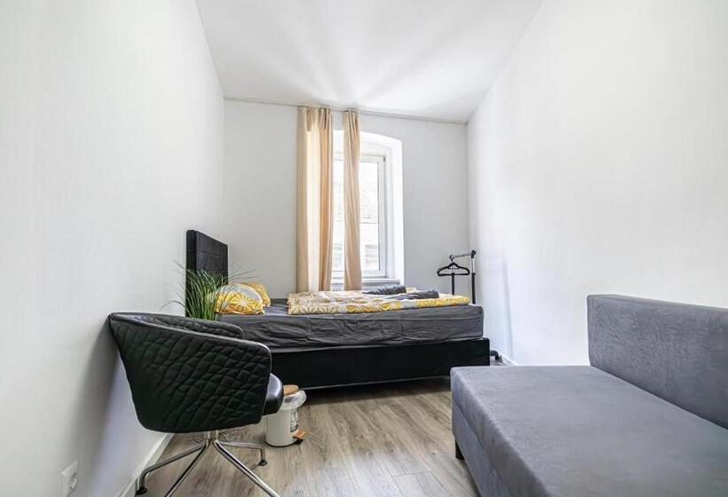 اتاق استاندارد سه تخته با سرویس بهداشتی مشترک, Near Schönbrunn Economy Rooms In Shared Apartment At Meidling Train Station