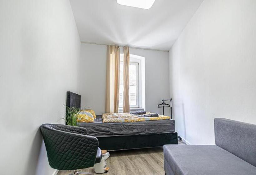 اتاق استاندارد سه تخته با سرویس بهداشتی مشترک, Near Schönbrunn Economy Rooms In Shared Apartment At Meidling Train Station