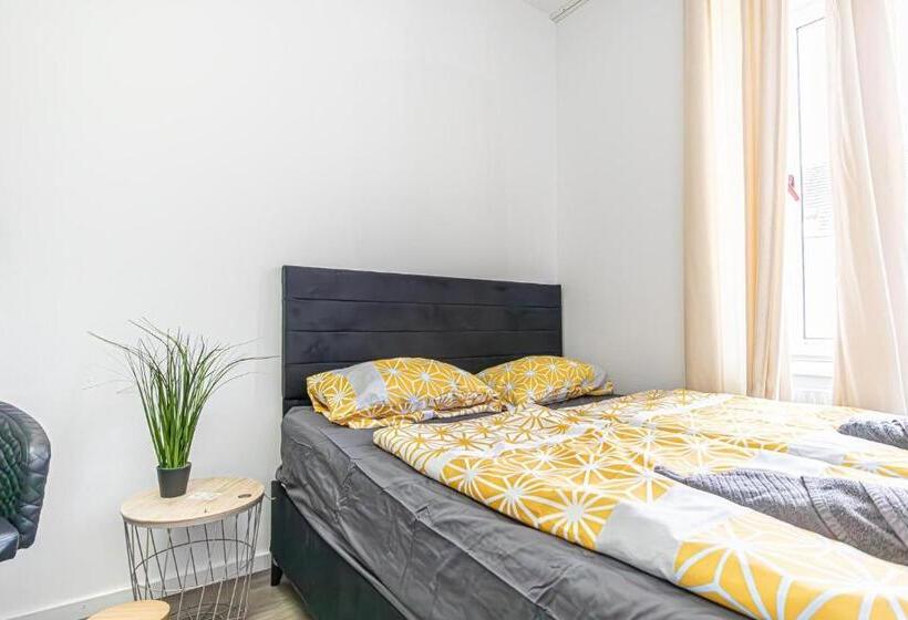 اتاق استاندارد سه تخته با سرویس بهداشتی مشترک, Near Schönbrunn Economy Rooms In Shared Apartment At Meidling Train Station