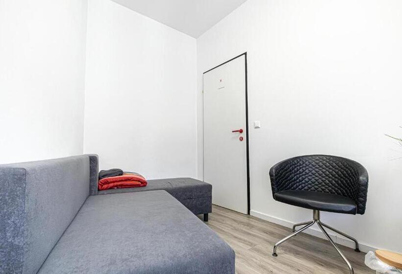 اتاق استاندارد سه تخته با سرویس بهداشتی مشترک, Near Schönbrunn Economy Rooms In Shared Apartment At Meidling Train Station