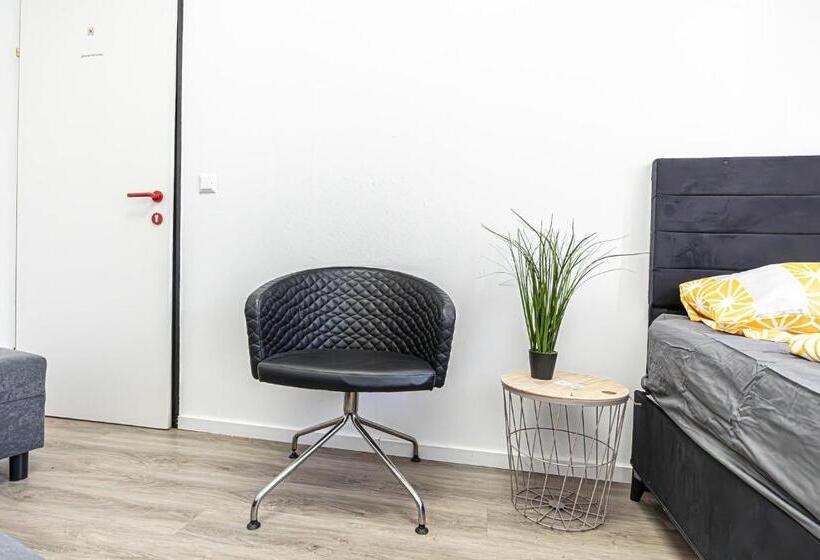 اتاق استاندارد سه تخته با سرویس بهداشتی مشترک, Near Schönbrunn Economy Rooms In Shared Apartment At Meidling Train Station