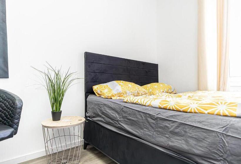 اتاق استاندارد سه تخته با سرویس بهداشتی مشترک, Near Schönbrunn Economy Rooms In Shared Apartment At Meidling Train Station