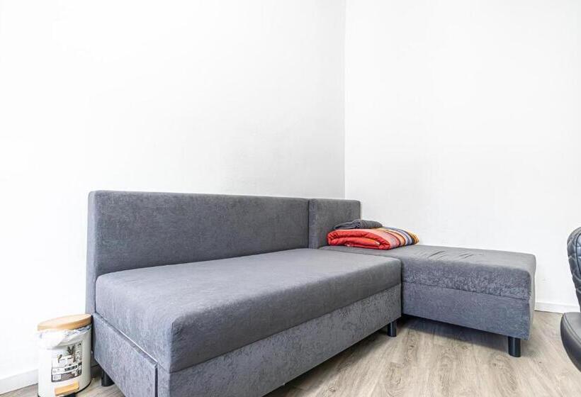 اتاق استاندارد سه تخته با سرویس بهداشتی مشترک, Near Schönbrunn Economy Rooms In Shared Apartment At Meidling Train Station