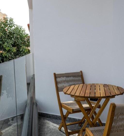 اتاق لوکس با چشم‌انداز دریا, Austin Boutique