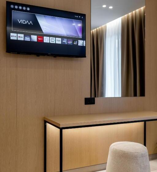 اتاق لوکس سه تخته, Austin Boutique