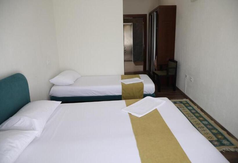 חדר סטנדרט לשלושה, Stani I Hoxhes