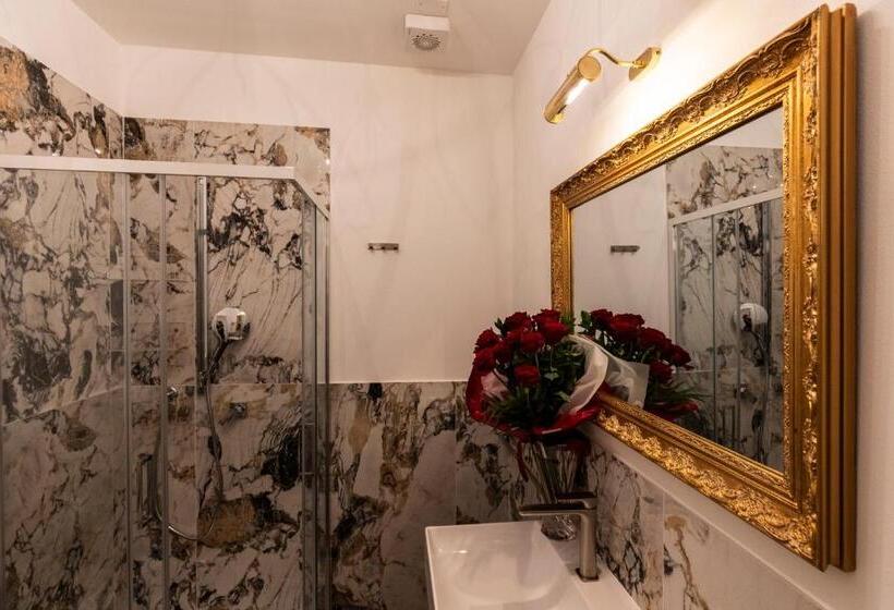 اتاق لوکس خانوادگی, Amy Rooms