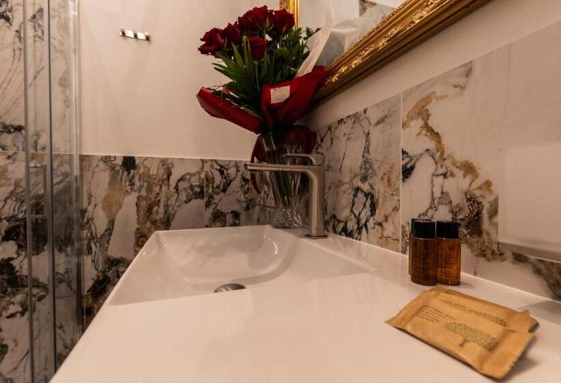 اتاق لوکس خانوادگی, Amy Rooms