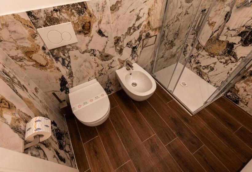 اتاق لوکس خانوادگی, Amy Rooms