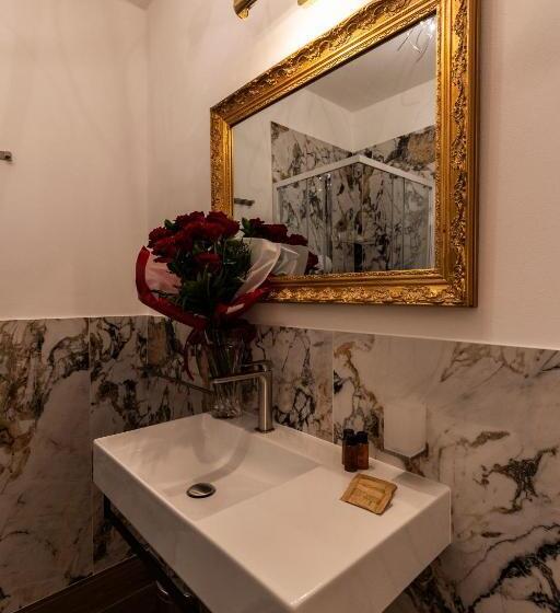 اتاق لوکس خانوادگی, Amy Rooms