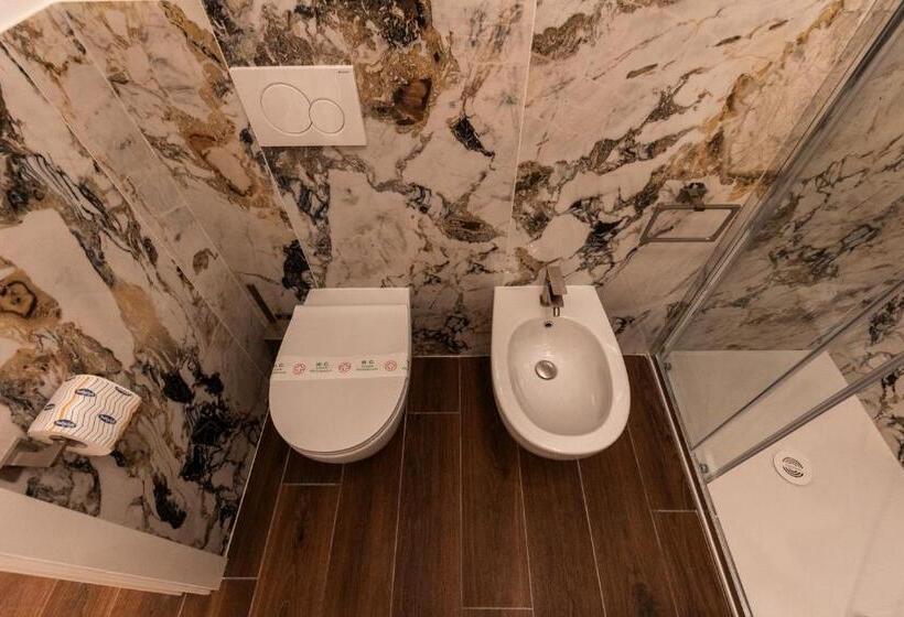 اتاق لوکس خانوادگی, Amy Rooms