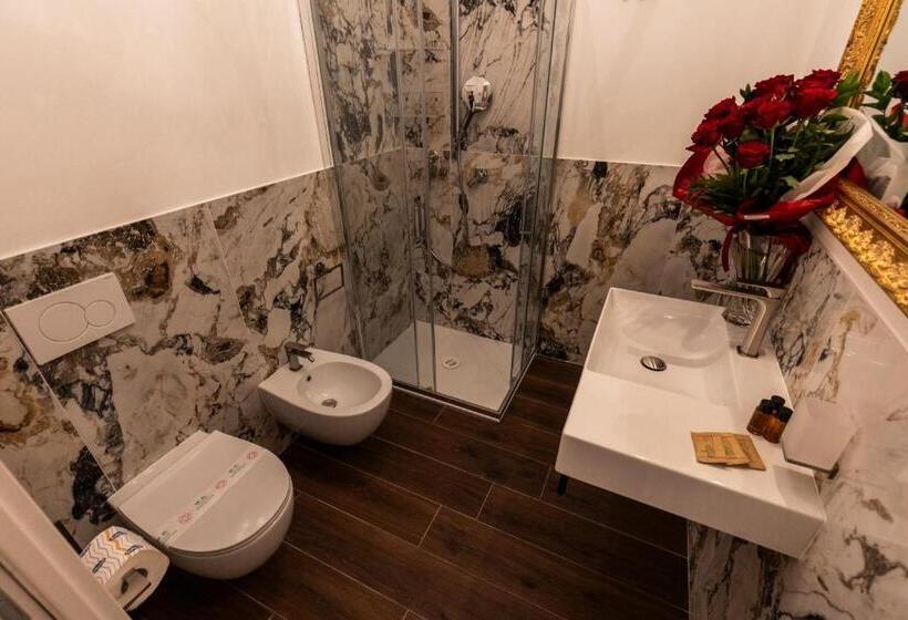 اتاق لوکس خانوادگی, Amy Rooms