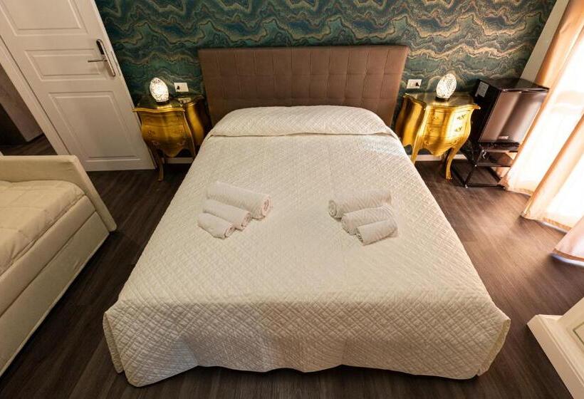 اتاق استاندارد چهارنفره با بالکن, Amy Rooms