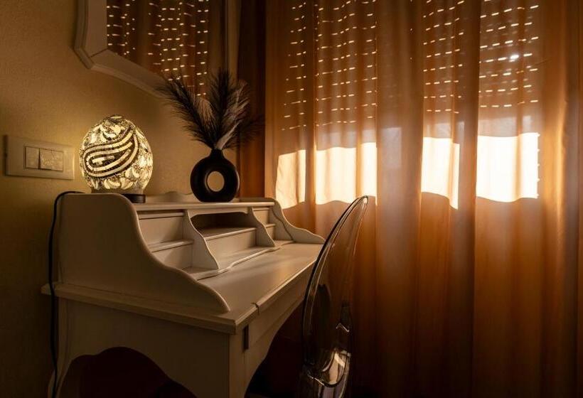 اتاق لوکس, Amy Rooms