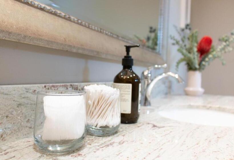 غرفة قياسية مزوَّدة بجاكوزي, Welcome Home