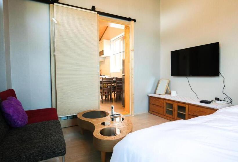 Quarto Quádruplo Standard, Poolip Family House