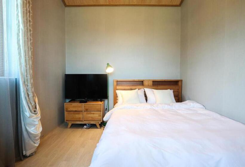 Quarto Quádruplo Standard, Poolip Family House