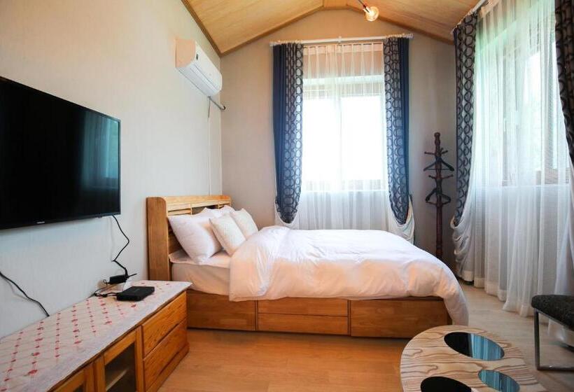 Quarto Quádruplo Standard, Poolip Family House