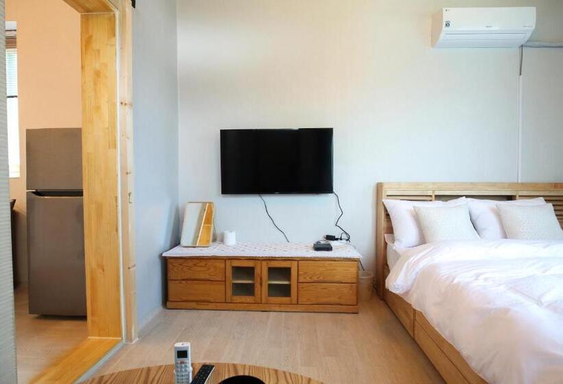 Quarto Quádruplo Standard, Poolip Family House