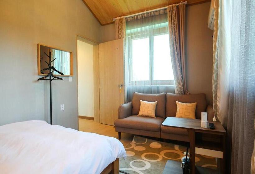 Quarto Quádruplo Standard, Poolip Family House