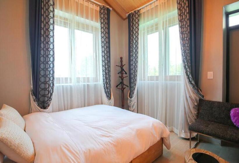 Quarto Quádruplo Standard, Poolip Family House