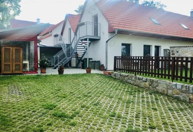 スタンダード４人部屋, Ubytování Na Hrázi