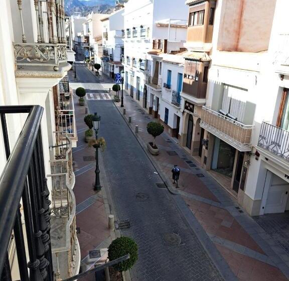 标准三人间, Hostal Montys