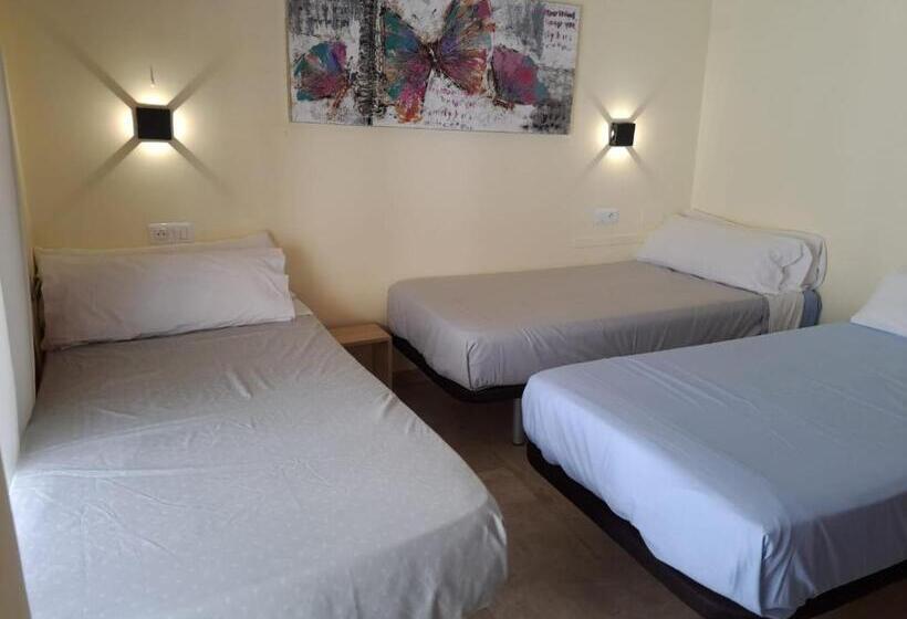 标准三人间, Hostal Montys