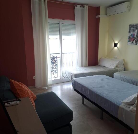 标准三人间, Hostal Montys