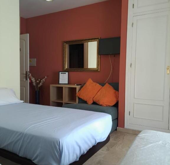 标准三人间, Hostal Montys