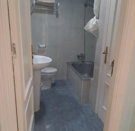 Juniorsvit, Hostal Montys