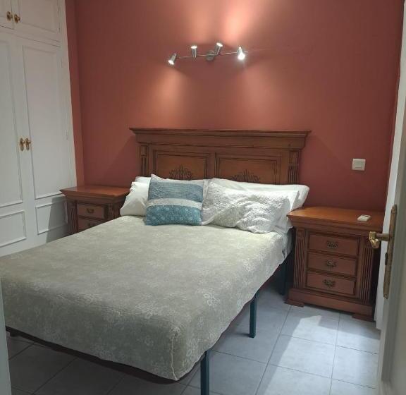سوییت جونیور, Hostal Montys