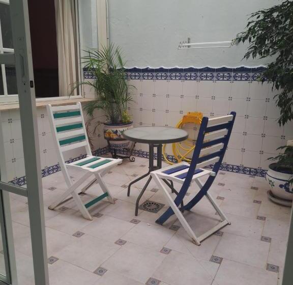 سوییت جونیور, Hostal Montys