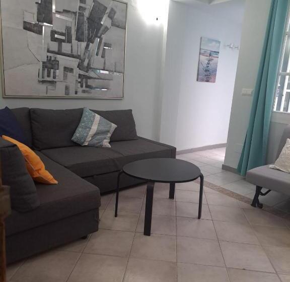 小型套房, Hostal Montys