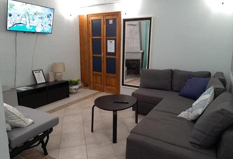 سوییت جونیور, Hostal Montys