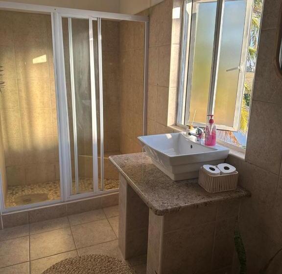 ルームシェアのワンベッド, Lehani Beach Hostel