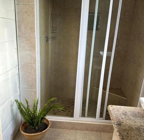 ルームシェアのワンベッド, Lehani Beach Hostel
