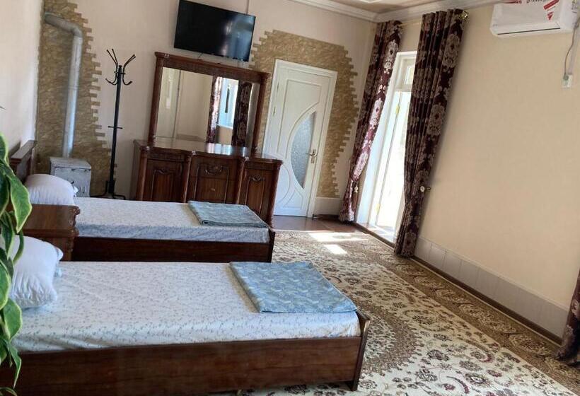 اتاق خانوادگی با چشم‌انداز باغ, Hostel Old Street