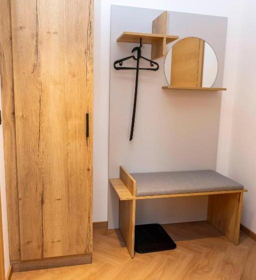 חדר משפחתי, Zum Lenz