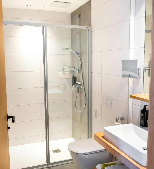 חדר סטנדרט לשלושה, Zum Lenz