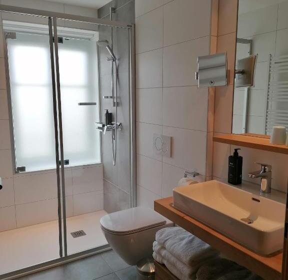 חדר סטנדרט לארבעה, Zum Lenz