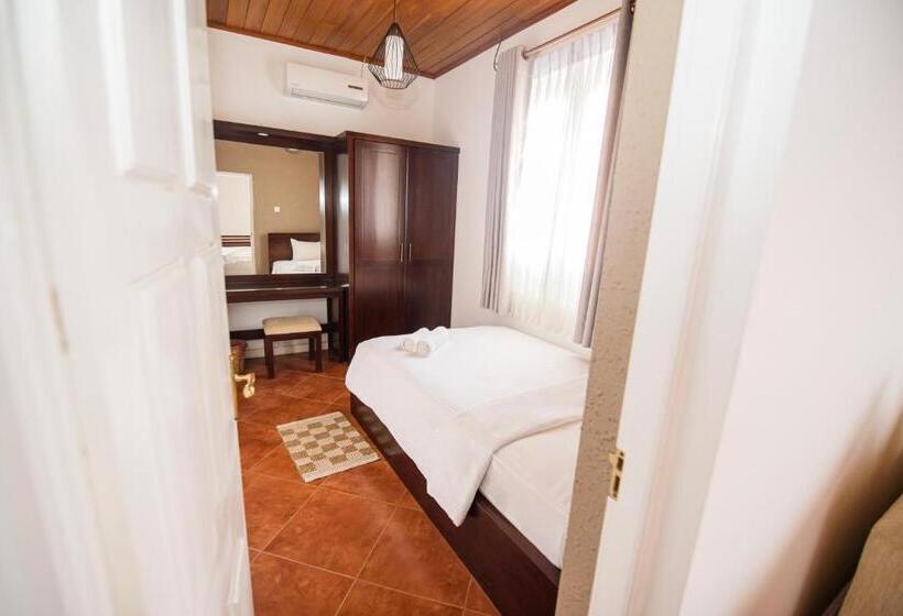 חדר סטנדרט לשלושה, Kingsman House