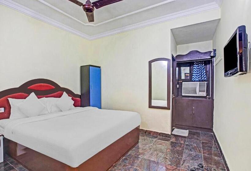 Quarto Deluxe, Fabhotel Neethu Residency   Nr Avm Film Studio