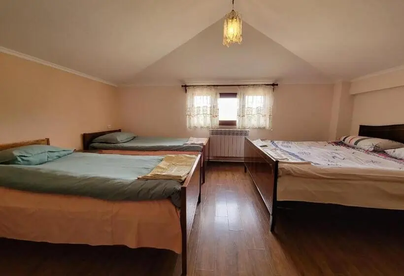 اتاق استاندارد چهار تخته, B&b Odzun
