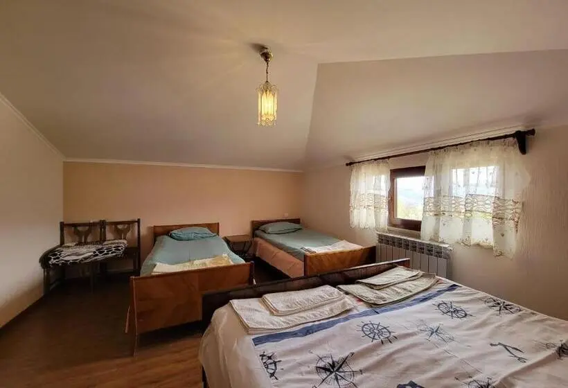 اتاق استاندارد چهار تخته, B&b Odzun