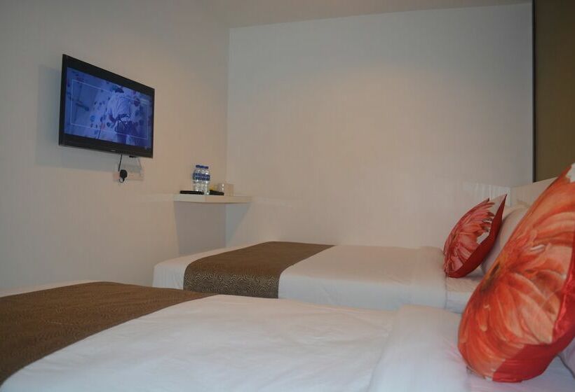 חדר דלוקס לשלושה, Crescendo Boutique