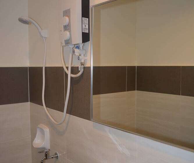 חדר דלוקס לשלושה, Crescendo Boutique